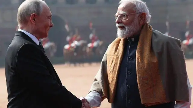 ভ্লাদিমির পুতিন ও নরেন্দ্র মোদী হাত মেলাচ্ছেন