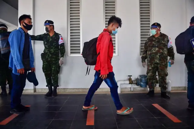 ကိုဗစ်ကာလ မြဝတီ-မဲဆောက် နယ်စပ် ဖြတ်သန်းကြသူတွေ 