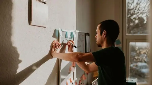 Homem escrevendo à mão