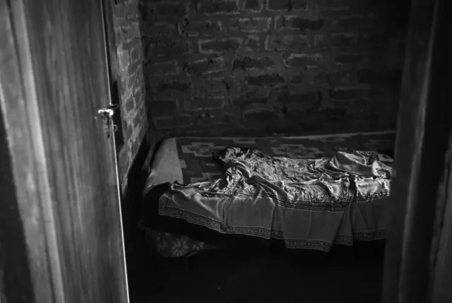 हा तोच पलंग आहे जिथे पोलिसांच्या सांगण्यानुसार विमलाने आधी तिच्या मुलीला मारले आणि नंतर स्वतः गळफास घेऊन आत्महत्या केली. हा फोटो 2022 मध्ये काढला होता. त्यावेळी खून आणि आत्महत्येची ही घटना खूप चर्चेत आली होती.
