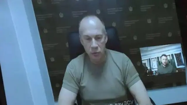 Зеленський слухає доповідь Сирського