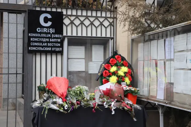 Түркиянын Бишкектеги элчилигинин алдында гүлчамбар коюлду