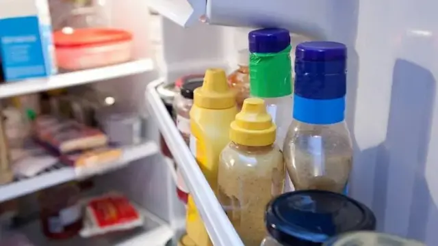 ශිත්කරණයක දොරේ ඇති රාක්ක මත බෝතල් කිහිපයක් ඇතුළු ද්රව්ය ගබඩා කර ඇති අයුරු.