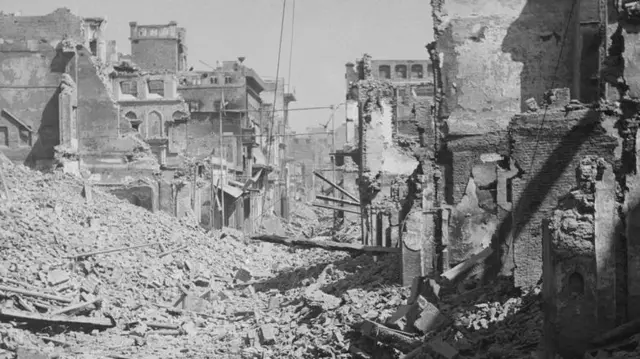  Sehemu za Amritsar ziliharibiwa na kuwa vifusi wakati wa ghasia mwaka 1947. Waislamu walitaka jiji hilo liwe sehemu ya Pakistan na Wahindu walitaka libaki India.