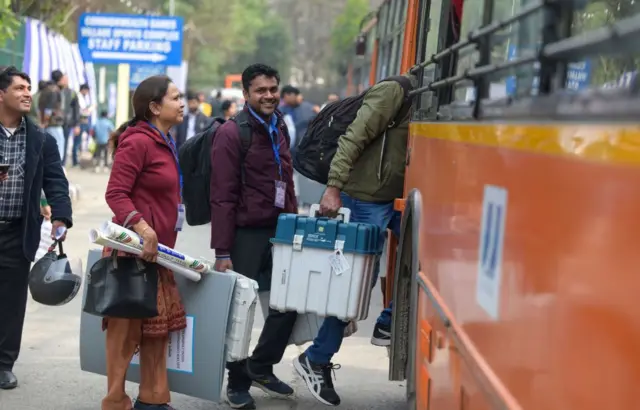 मतदान कर्मी