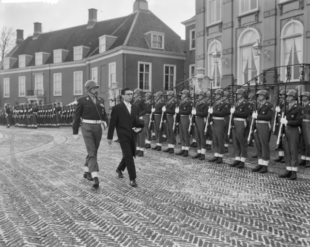 နယ်သာလန် ဘုရင်မကို ခန့်အပ်လွှာ ပေးဖို့လာတဲ့ မြန်မာသံအမတ် စဝ်ပုညဝါ့သ်