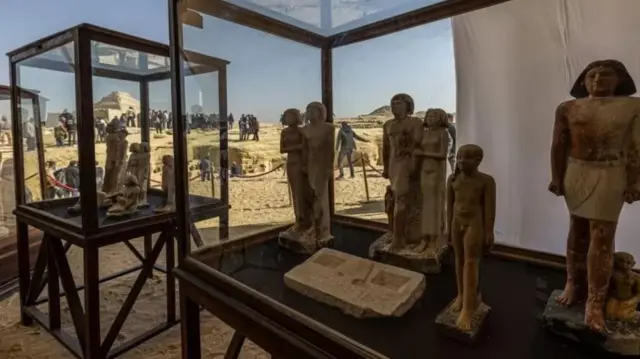 उत्खननात सापडलेल्या वेगवेगळ्या वस्तू आणि मुर्त्या