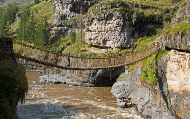 Q'eswachaka, jembatan tali rumput terakhir peninggalan Kekaisaran Inca di Distrik Quehue, Peru, yang rutin dianyam ulang setahun sekali.