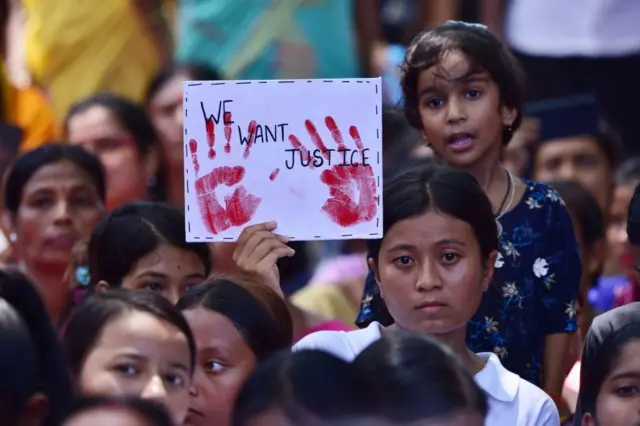 প্রতিবাদে সামিলরা নারীদের সুরক্ষা এবং নির্যাতনের শিকার ছাত্রীর জন্য বিচার চেয়েছেন।