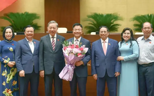 Ông Lê Thành Long nhận bó hoa chúc mừng khi nhận nhiệm vụ mới