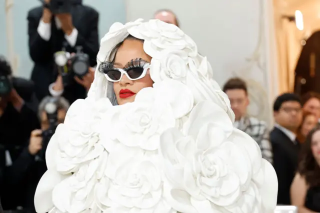 Şarkıcı Rihanna'nın kostümü, gecenin en dikkat çekenleri arasında