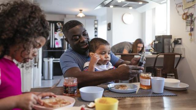 Família fazendo refeiçãorobo double arbetyconjunto