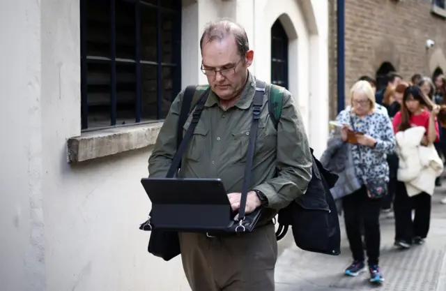 เ﻿ข้าคิวไปด้วยทำงานไปด้วย