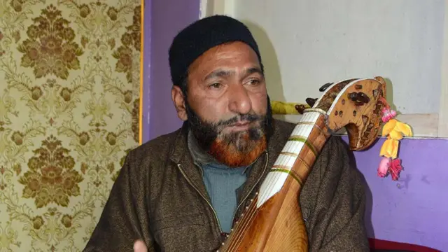 రబాబ్ వాయిస్తున్న నూర్ మొహమ్మద్