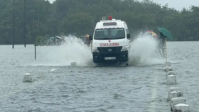 මුලතිව්, නන්දිකඩාල් මාර්ගය ජලයෙන් යටවී ඇති අයුරු