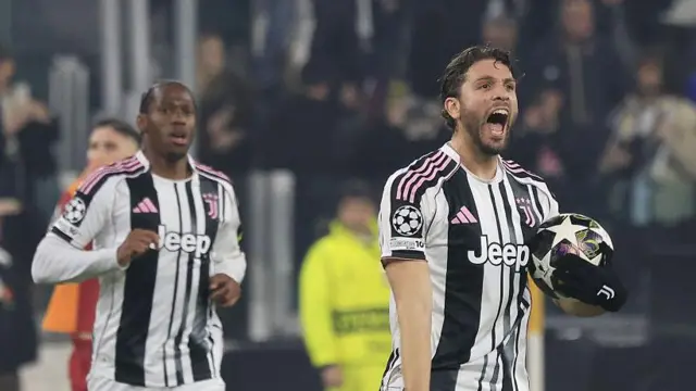 Juventus oyuncusu attığı gole seviniyor, elinde top var.