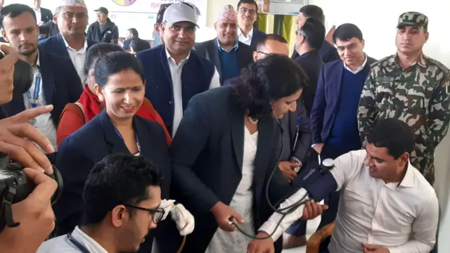 स्वास्थ्य जाँच गराउँदै स्वास्थ्यमन्त्री प्रदीप पौडेल 