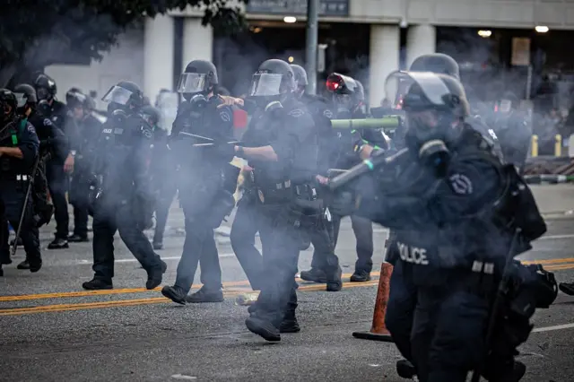 LA မှာ လူအုပ်က အကြမ်းဖက်လာတယ် ဆိုပြီး ထရမ့် အစိုးရ ပြော