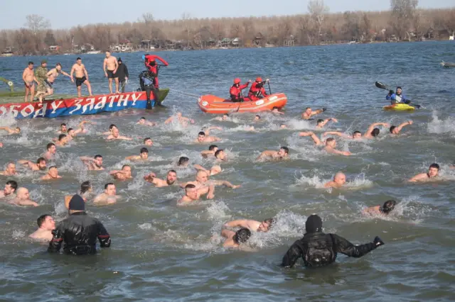 богојављање у земуну, пливање за часни крст у земуну на богојављање, девојка прва допливала до часног крста у земуну
