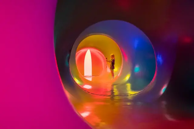 يستكشف الناس مجسم الضوء: تيرسيراديكس، الذي أنشأته "أركتيكتس أوف اير" للاحتفال بالذكرى الثلاثين لتأسيسها، في "ذا هيليكس"، في فالكيرك