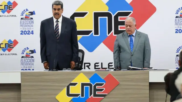 O presidente Nicolás Maduro (à esquerda) com Elvis Amoroso (à direita, presidente do CNE