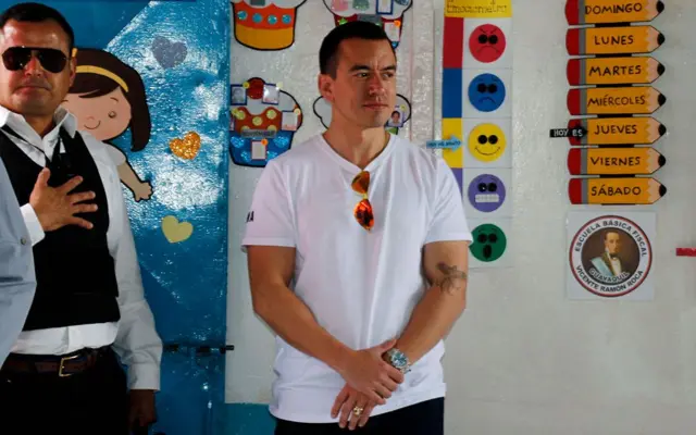 Noboa, con camiseta blanca, en un centro electoral de Guayaquil. 
