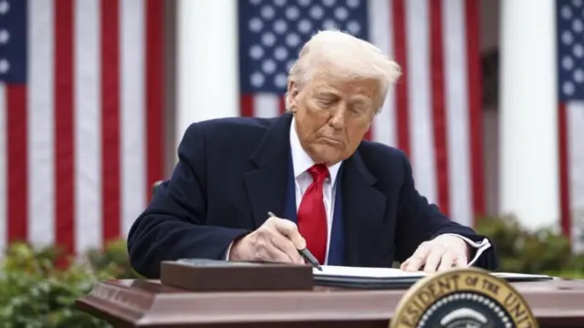 دونالد ترامب يوقع على التعريفات الجمركية