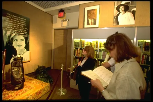 Відвідувачки на аукціоні