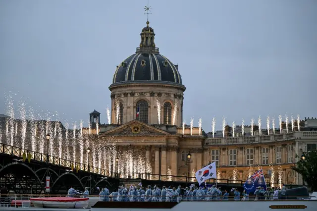 Una vista general del Instituto de Francia y del Puente de las Artes durante un espectáculo pirotécnico mientras los barcos con los equipos de Chipre, Colombia y las Comoras pasan por el río Sena durante la ceremonia de apertura de los Juegos Olímpicos de París 2024.