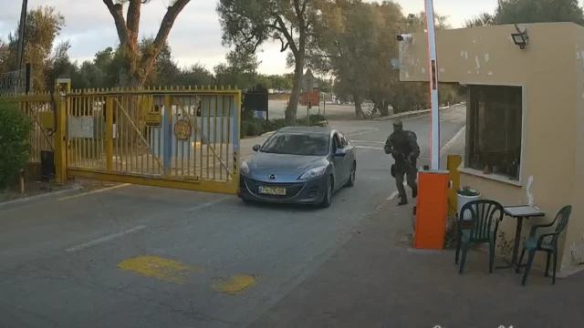 كاميرا المراقبة تظهر لحظة تمكن مقاتلي القسام من عبور البوابة الرئيسية في بئيري 7-9-2023