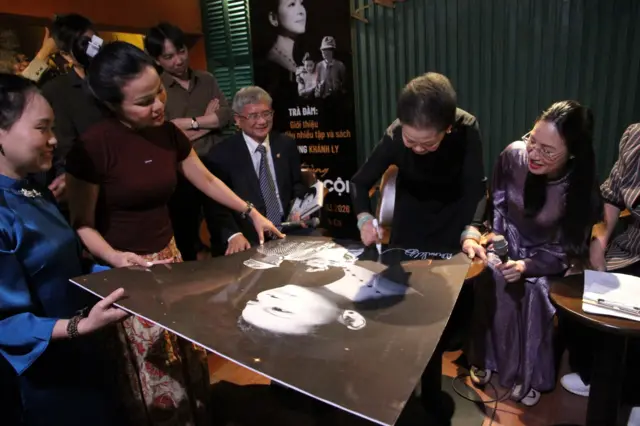 Khánh Ly để lại chữ ký lên bức chân dung khổ lớn và được tặng bức thư pháp lời hát của Trịnh Công Sơn