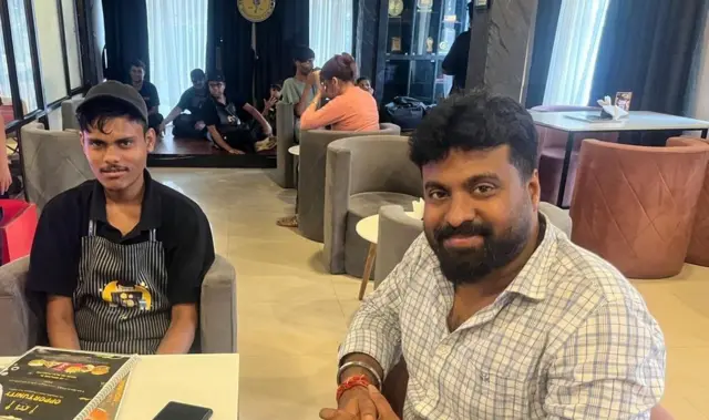 শ্যামলের সঙ্গে মি. সিংহরায়।