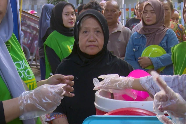 Warga mengantre untuk mencicipi makanan hotel bintang lima.