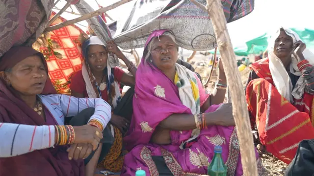 मुआवजे के लिए प्रदर्शन करतीं महिलाएं