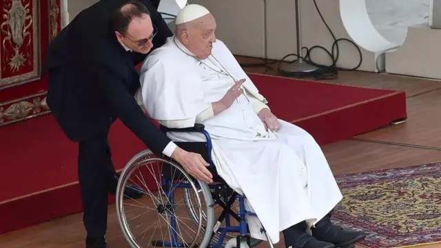 Papa Francis pia alijitokeza bila kutarajiwa katika uwanja wa St Peter's kwa Jumapili ya mitende