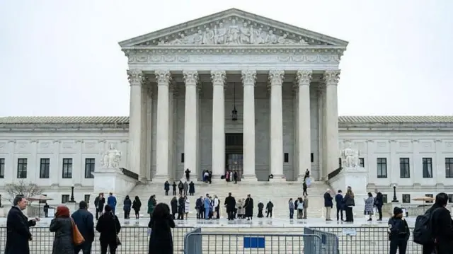 अमेरिकेच्या सर्वोच्च न्यायालयाने ट्रम्प टॅरिफविरुद्ध 6-3 असा निकाल दिला.