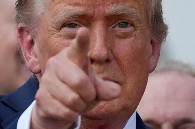 Donald Trump apontando o dedo em direção à câmera