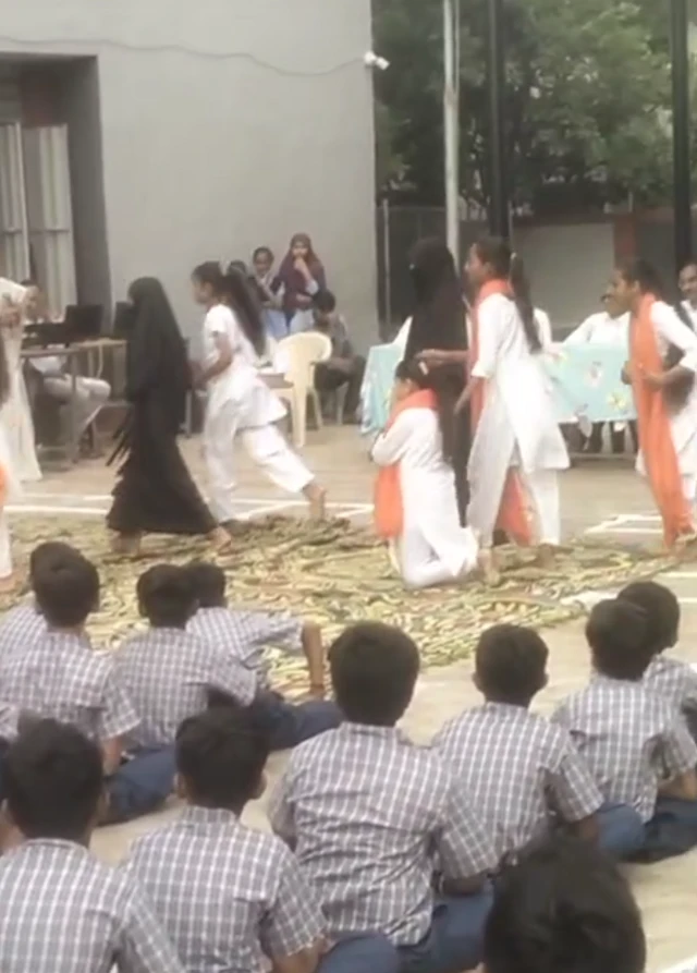 शाळेतल्या नाटकाचा व्हीडिओ सोशल मीडियावर सर्वत्र व्हायरल होत आहे.