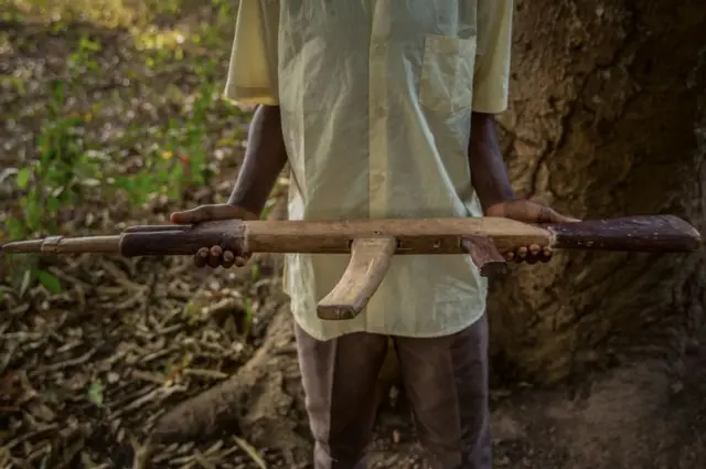 Mutum riƙe da bindiga ƙirara katako