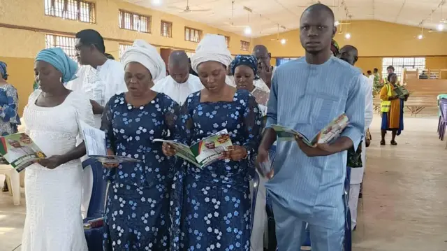 Awọn ẹbi to peju sibi isinku naa