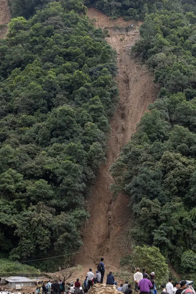 अविरल वर्षाले गएको काठमाण्डूनजिकै झ्याप्लेखोलामा गएको पहिरो