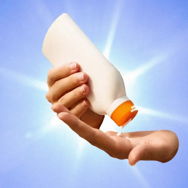 Unas manos con un tarro de bloqueador solar 