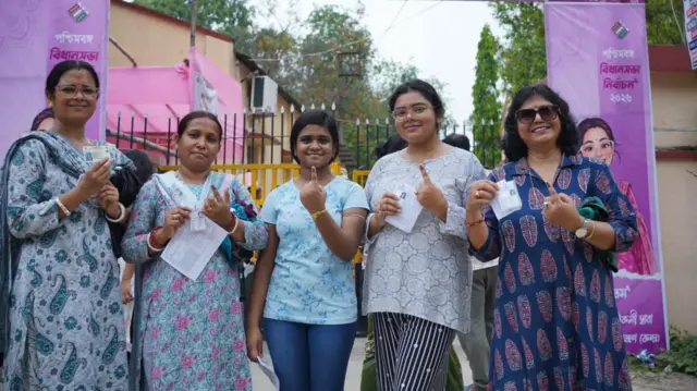 বালুরঘাটে নারী ভোটকর্মী দ্বারা পরিচালিত একটা বুথের ছবি