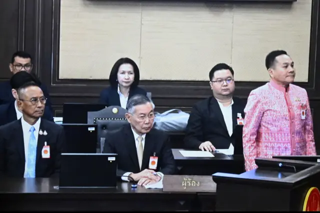 ชนินทร์ แก่นหิรัญ (คนกลาง) ทนายความ “คดีเขากระโดง” ของบ้านชิดชอบ เปิดตัวเป็นทนายความของฝ่ายผู้ร้อง โดยมี 2 แกนนำ สว. นั่งประกบ พล.ต.ต.ฉัตรวรรษ แสงเพชร (ซ้าย) และ พล.อ.สวัสดิ์ ทัศนา (ขวา) ระหว่างการไต่สวนของศาลรัฐธรรมนูญเมื่อ 21 ส.ค.