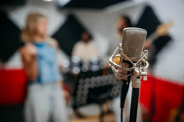 Mała grupa młodych muzyków ćwiczących w studiu