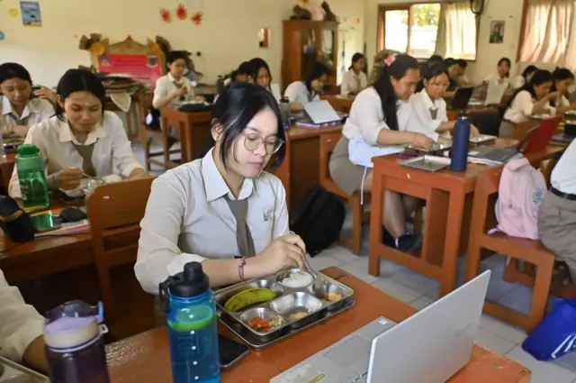 Seorang pelajar sedang menyantap makan siang.