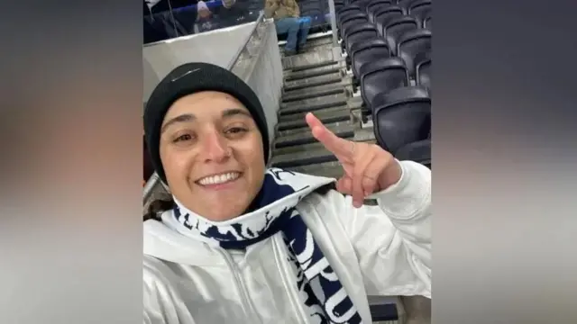 صورة قدمتها العائلة تظهر إيميلي داماري وهي ترتدي وشاح فريق توتنهام هوتسبير خلال حضورها مباراة كرة قدم.