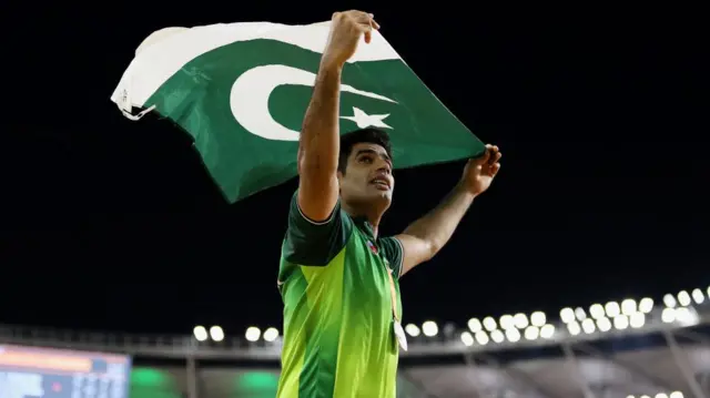 বুডাপেস্টে রৌপ্যপদক জেতার পর দেশের জাতীয় পতাকা নিয়ে আর্শাদ নাদিম