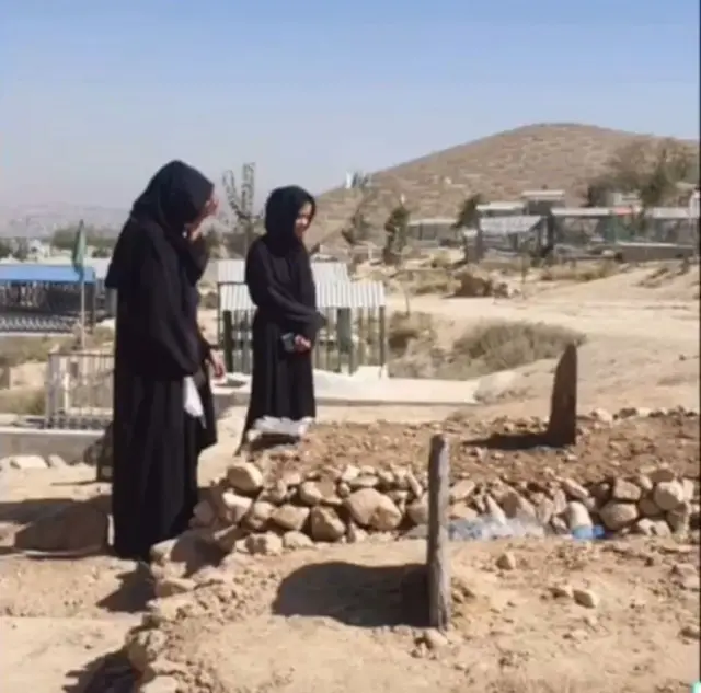 پروانه در حال بازدید از قبر دوستانش