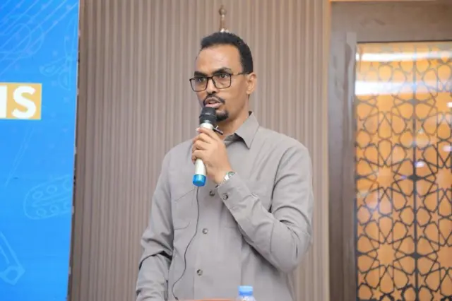 Maxamed Cabdullahi Maxamuud oo ah Agaasimaha Guud ee Wasaaradda Waxbarashada hidaha iyo tacliinta sare ee soomaaliya